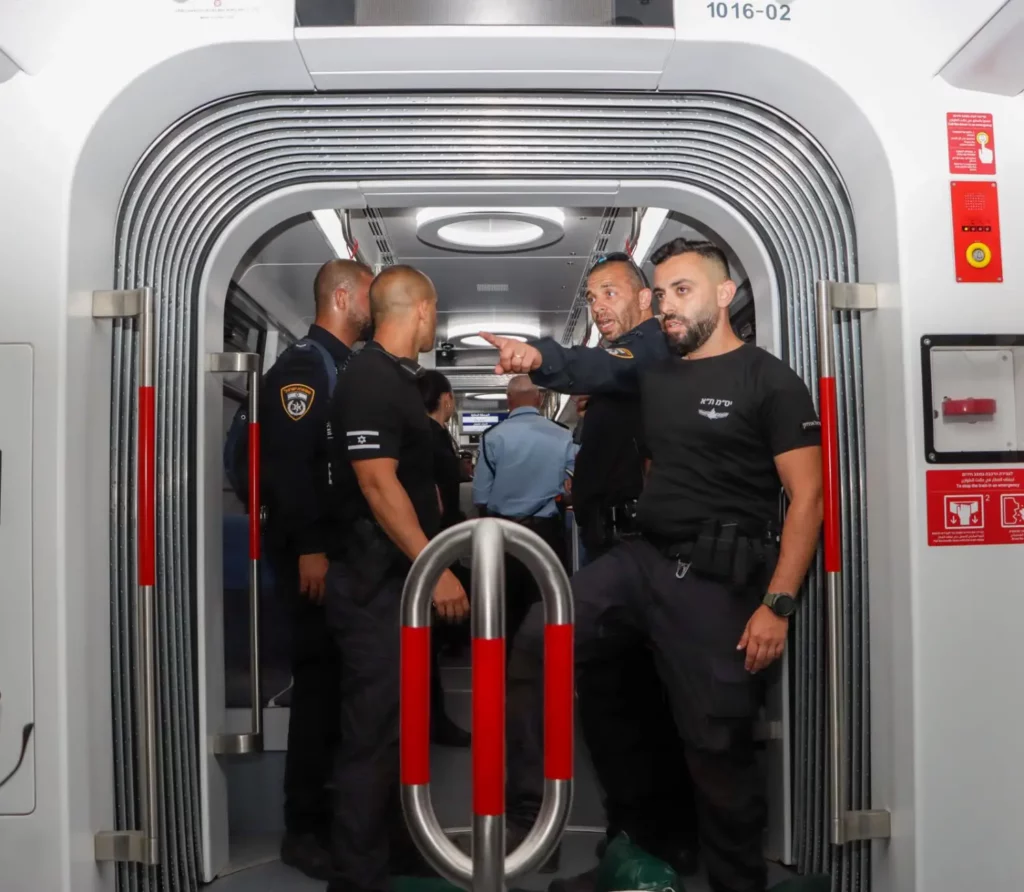 מההכנות לתרגיל שוטרים בתוך הרכבת הקלה