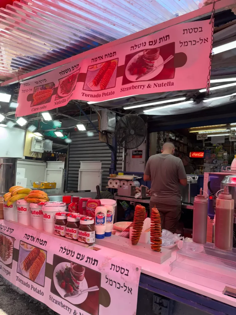 בסטת מתוקים וחטיפי בשוק הכרמל