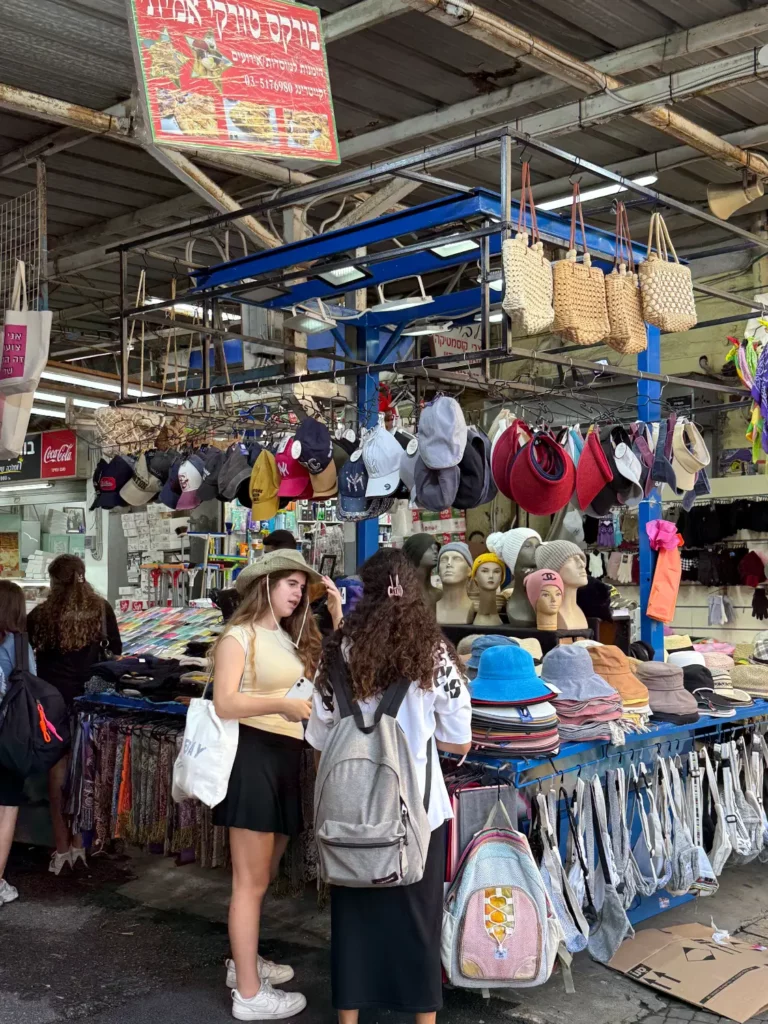 דוכן כובעים בשוק הכרמל