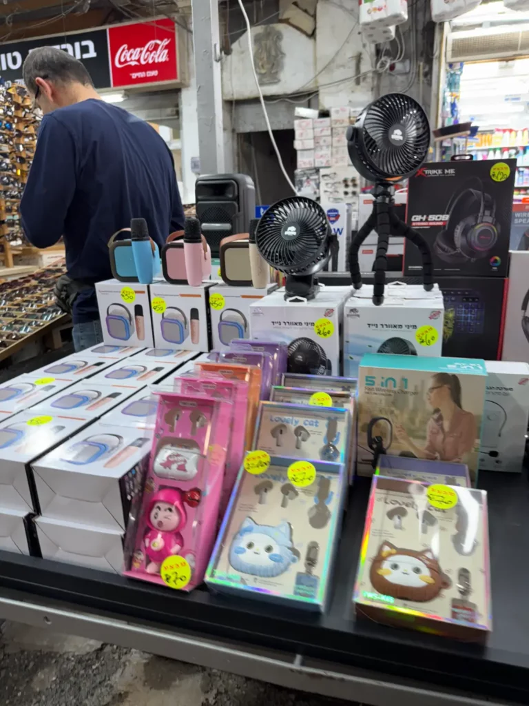 דוכן מוצרים אלחוטיים בשוק הכרמל