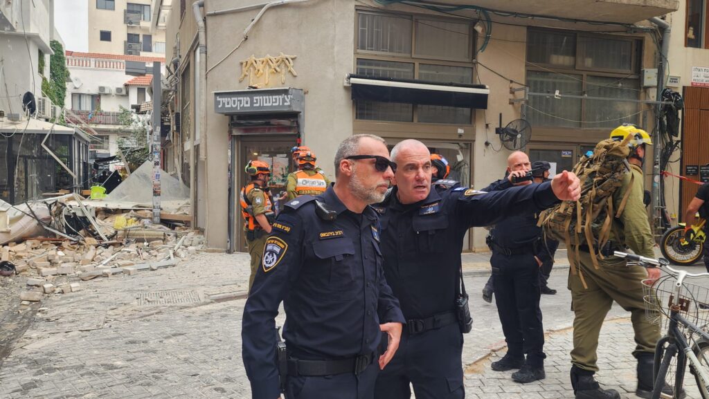 כוחות משטרה בזירת קריסת המבנה במרחביה