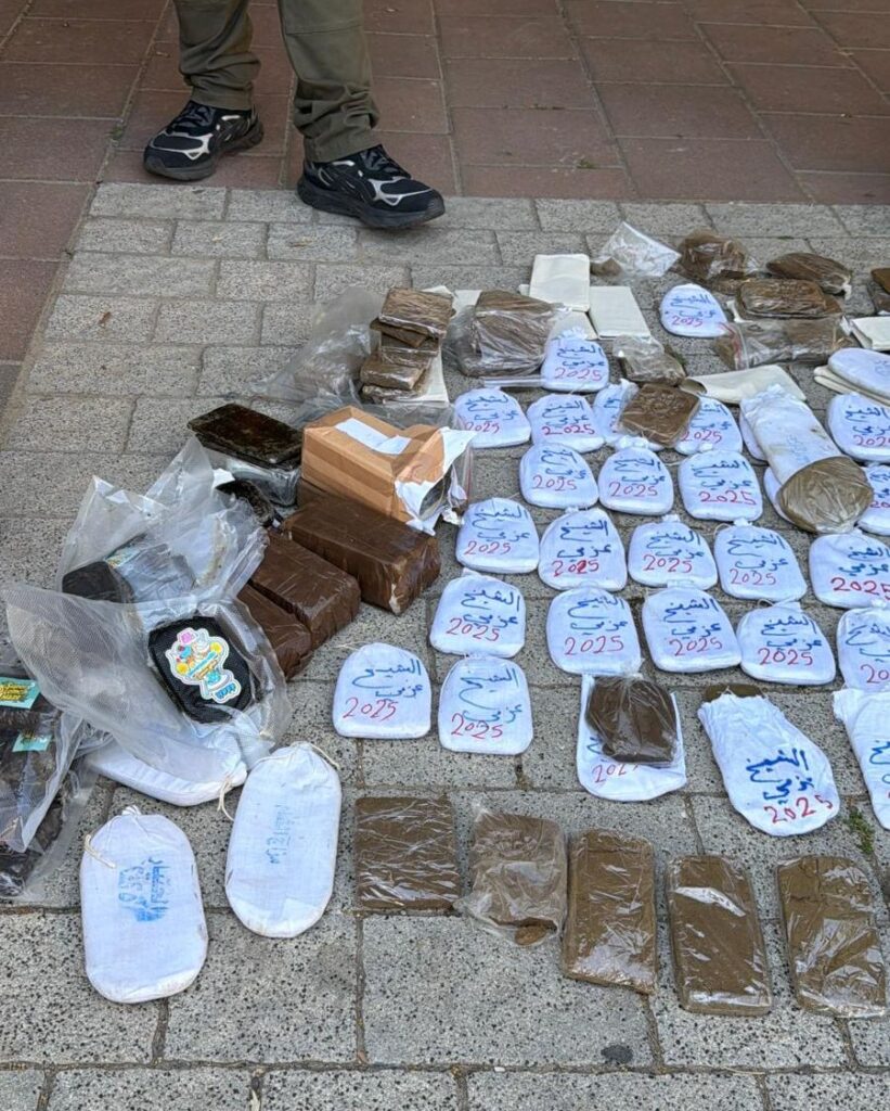 פריטים שנמצאו במרכז להפצת סמים שנחשף ברעננה