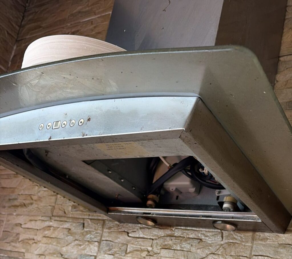 קולט אדים במטבח בדירה ביפו