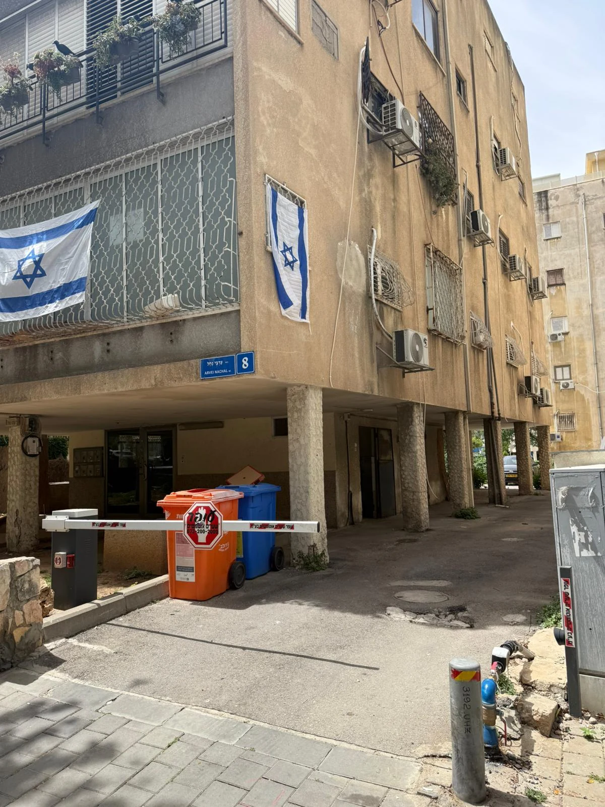 כניסת החניה בבניין ברחוב ערבי נחל בתל אביב