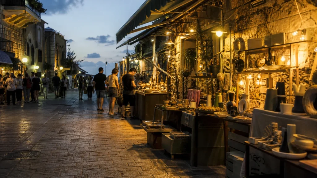 דוכני אמנות ברחוב אבן מואר בשעות הערב