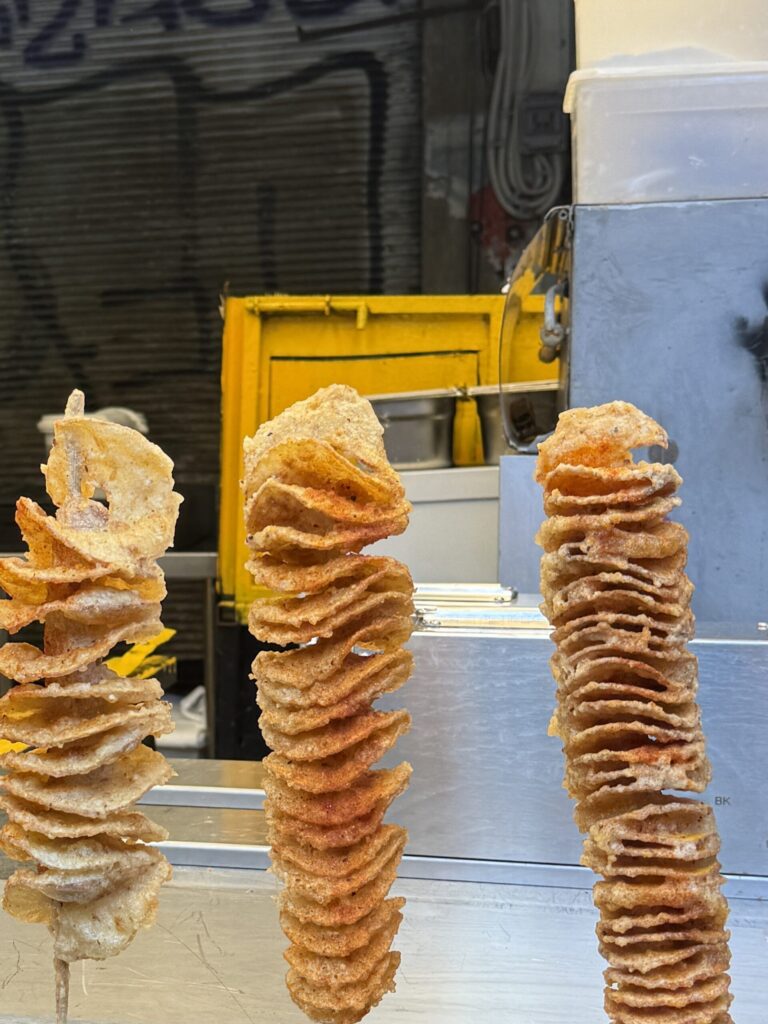 צ'יפס על מקל בשוק הכרמל
