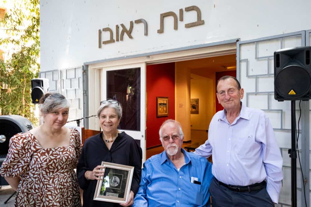 שוע בן ארי, כרמלה רובין, דוד רובין ורון חולדאי מחוץ לבית ראובן