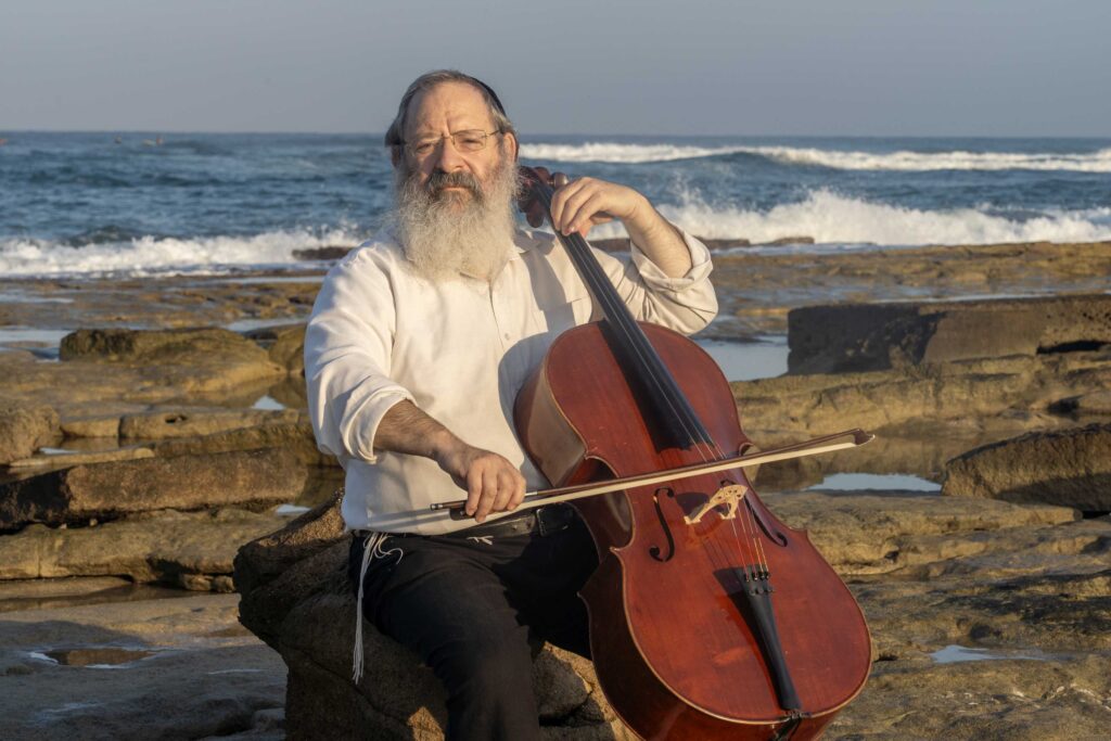 המלחין גדעון לבינסון עם צ'לו