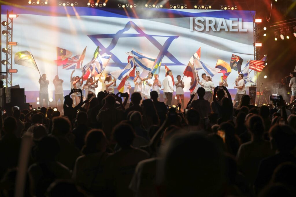 הבמה והקהל באירוע הקיץ של תגלית באמפי תל אביב