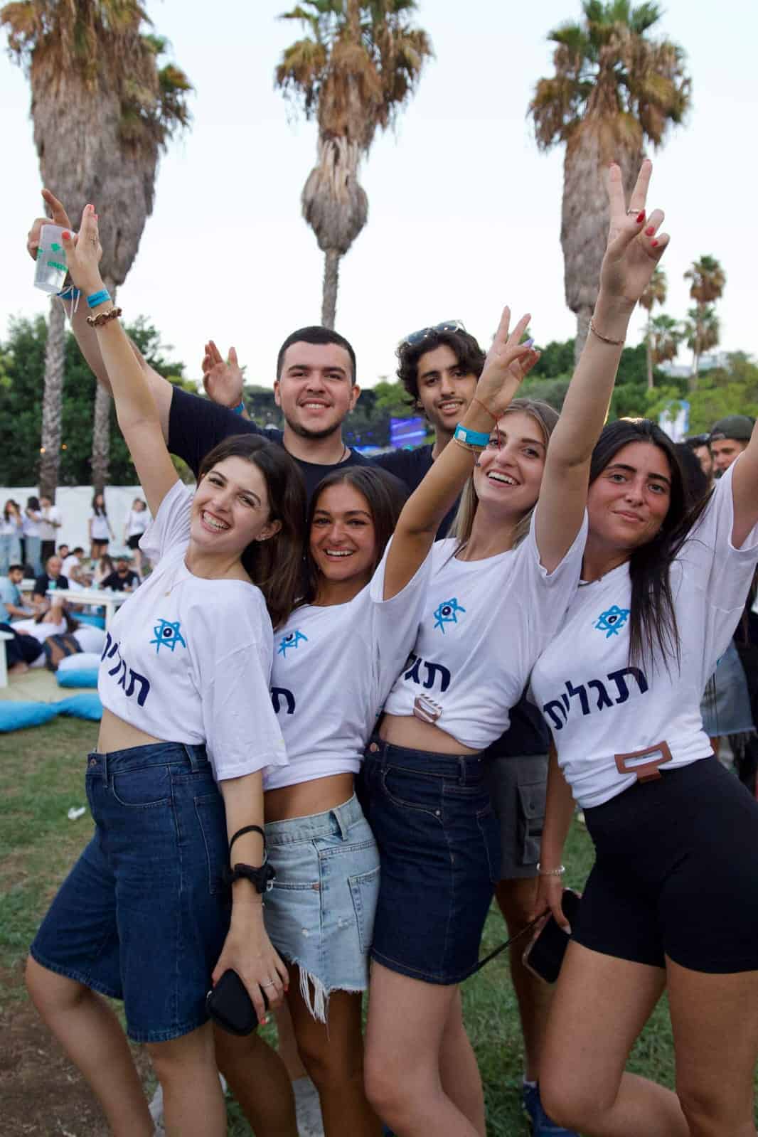 קבוצת צעירות וצעירים באירוע הקיץ של תגלית בתל אביב