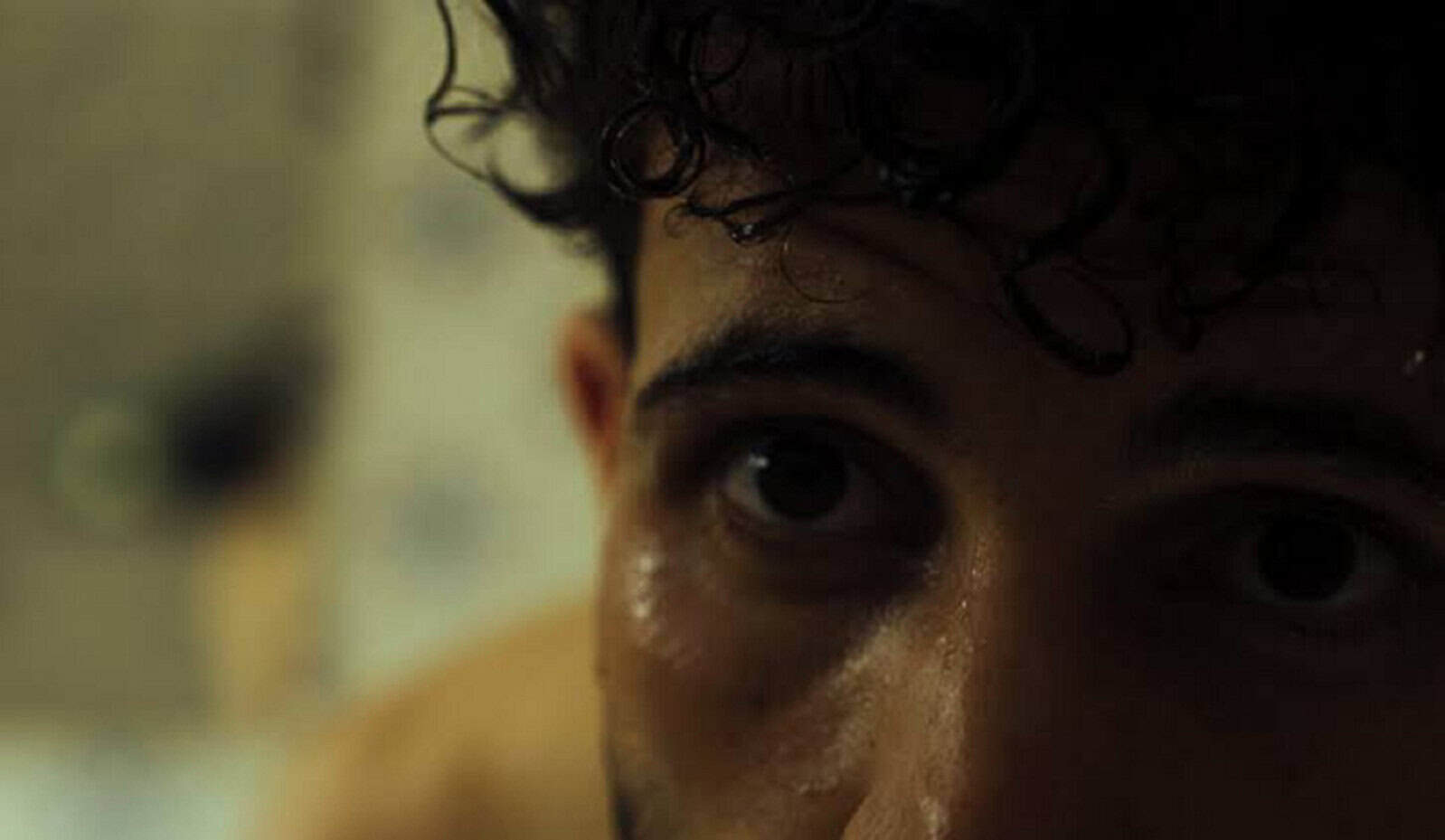 פניו של צעיר בסצנה מתוך הסרט עין אחת פקוחה