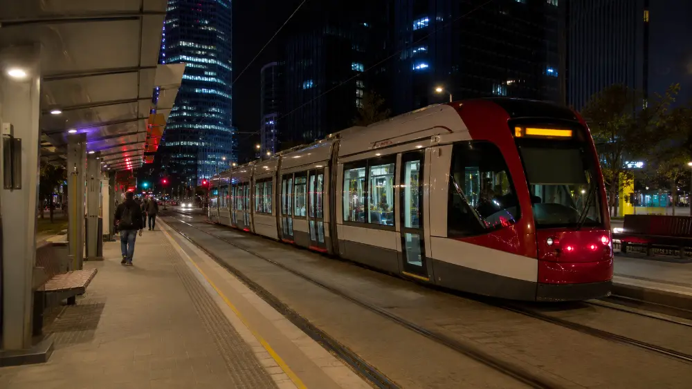 הרכבת הקלה בתל אביב פועלת בלילה