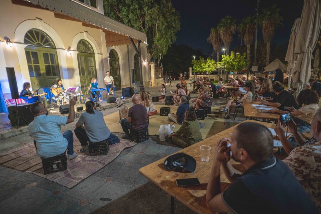 קהל בפסטיבל ממצולות במתחם התחנה / Audience at the Mimztulot Festival at HaTachana