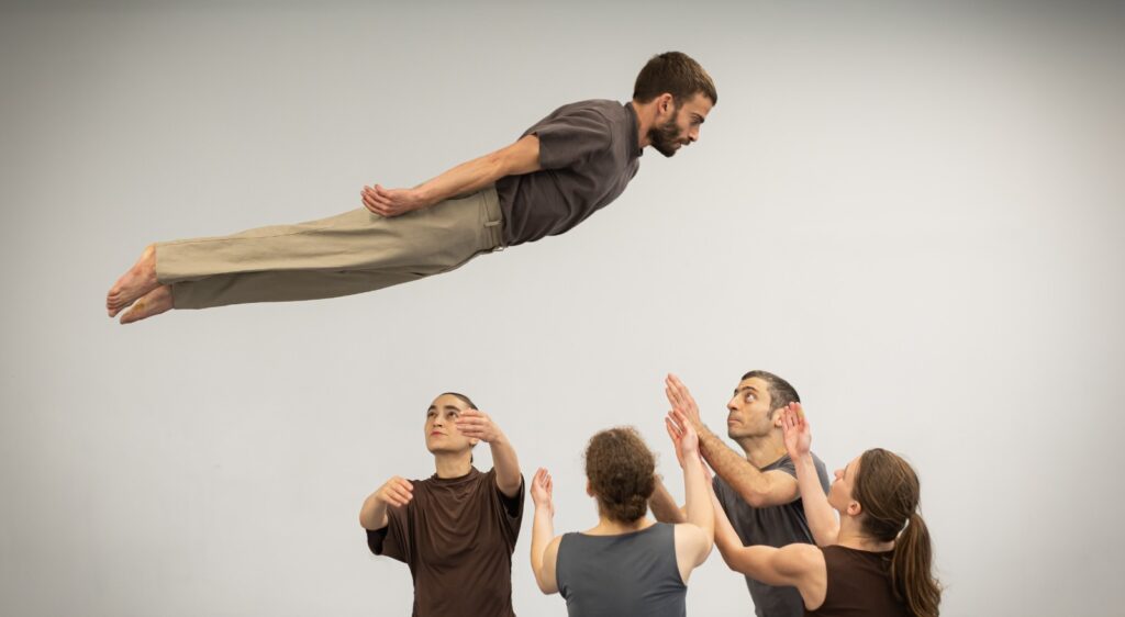 רקדנים ביצירה פורטרטים של נפילה / Dancers in Portraits of a Fall