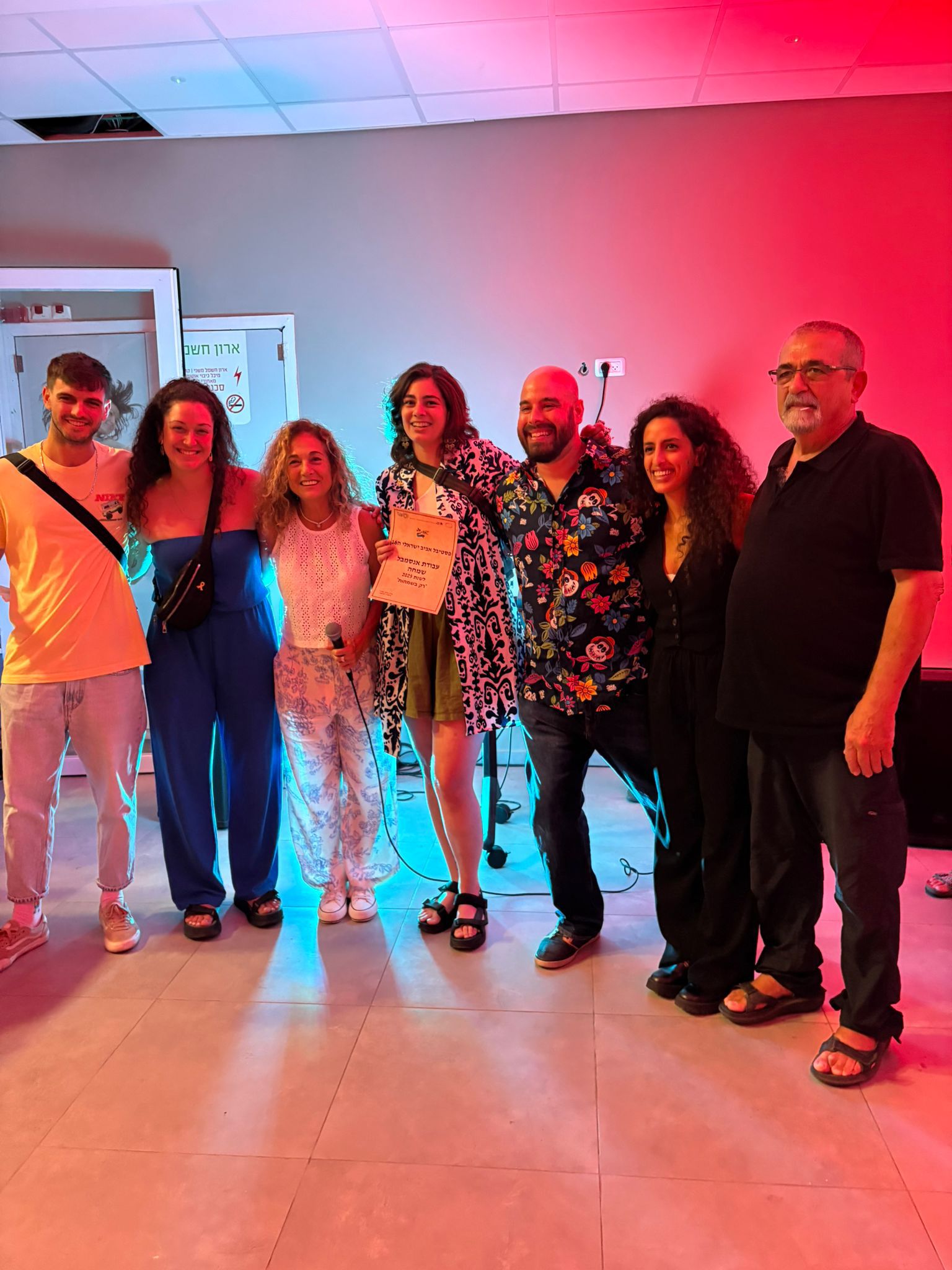 צוות ההצגה רק בשמחות עם עירית פרנק