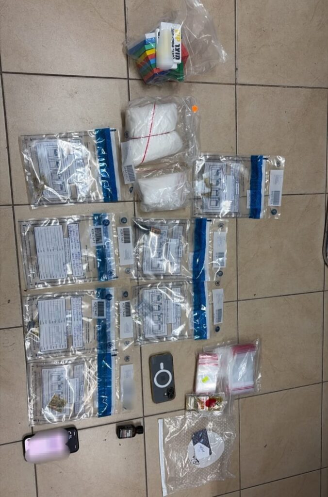 Bags and substances suspected to be drugs seized in an Azor apartment